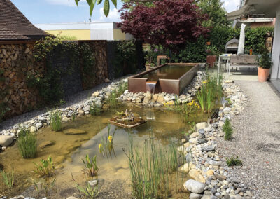 Diese stählerne Bunnenkonstruktion charakterisiert den Garten der Familie Bucher.
