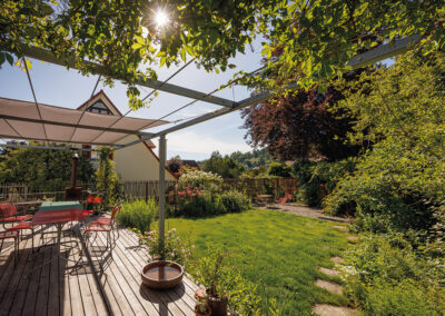 Im Sommer wird das grosszügige Holzdeck zum Freiluft-Wohnzimmer der Familie.
