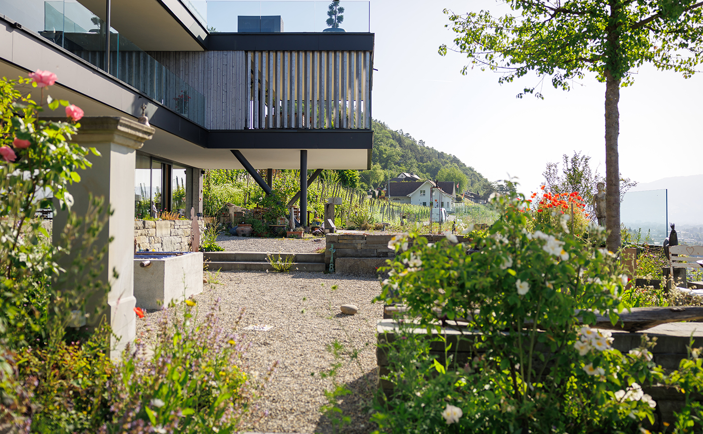 1_Curiger Klimaresiliente Gärten An den Gartenschopf schliesst eine vielfältige Trockenmauer aus Recyclingsteinen an.