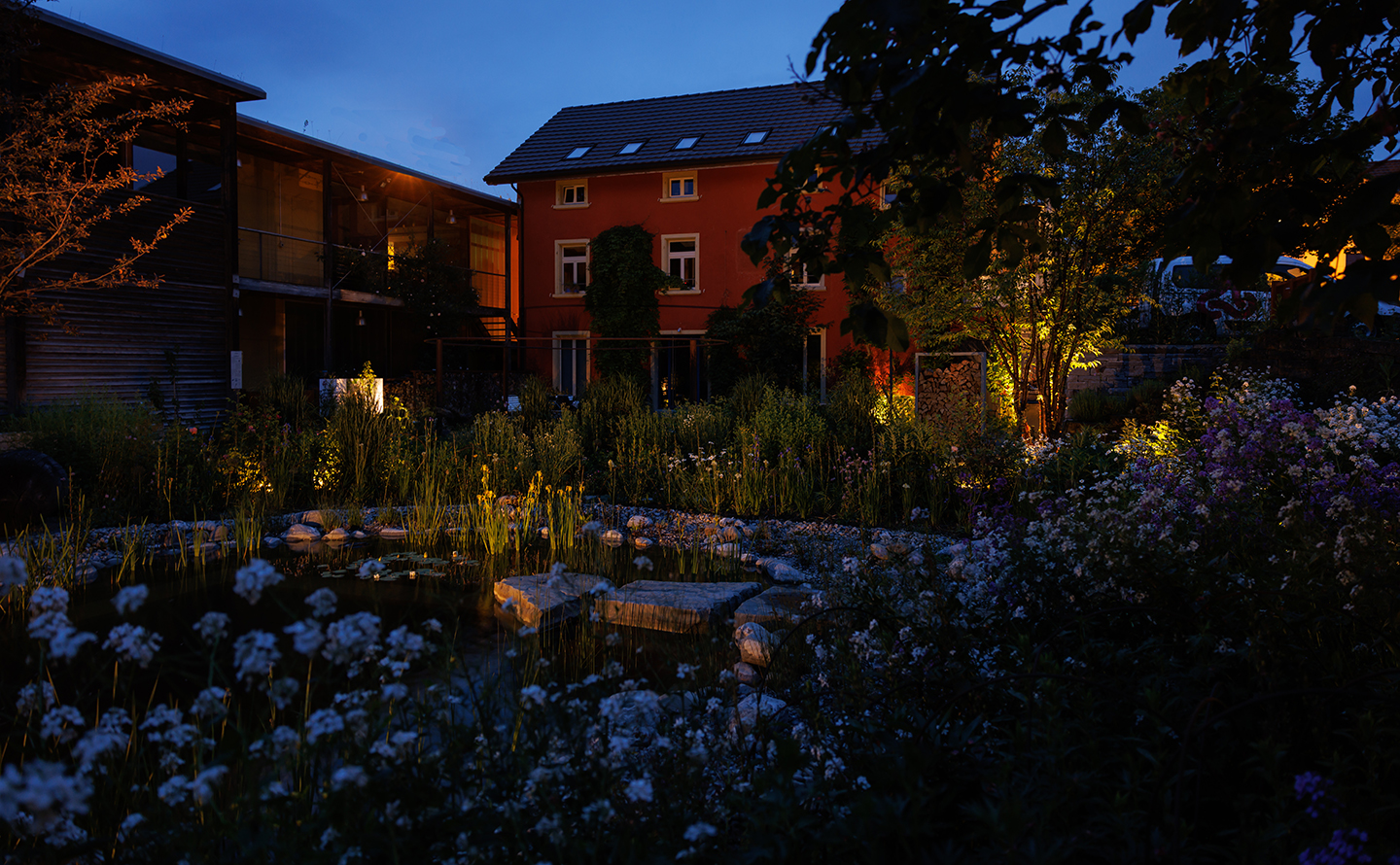 5_Fledermäuse An den Gartenschopf schliesst eine vielfältige Trockenmauer aus Recyclingsteinen an.
