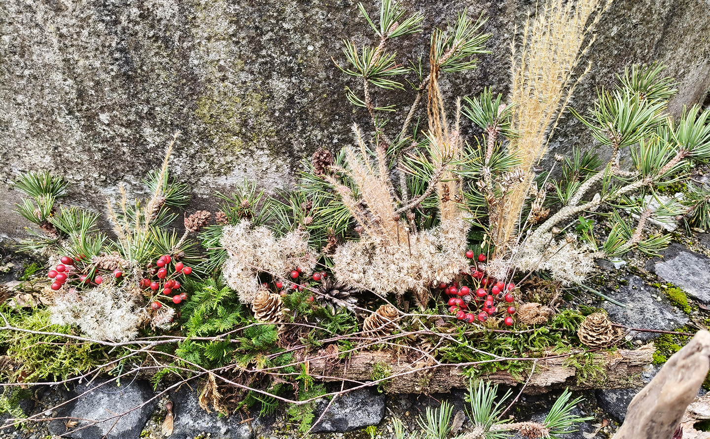 7_Gestalten mit Naturmaterialien An den Gartenschopf schliesst eine vielfältige Trockenmauer aus Recyclingsteinen an.